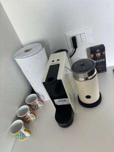 eine Theke mit Kaffeemaschine und Tassen darauf in der Unterkunft Rodi 3 in Ancona
