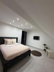 En eller flere senge i et værelse på T4 Luxe