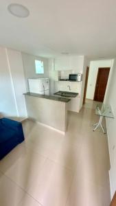 een grote witte keuken met een aanrecht in een kamer bij O Sol da Manhã in Rio de Janeiro