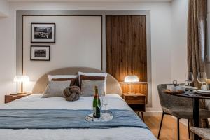 En eller flere senge i et værelse på Suite d'Exception sous Voûtes avec Spa & Cinéma