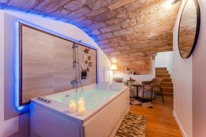 Et badeværelse på Suite d'Exception sous Voûtes avec Spa & Cinéma