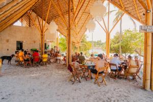 een groep mensen die aan tafels in een restaurant zitten bij Bio-Resort Camping in Trairi