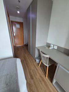 a bedroom with a desk and a bed and a desk and chair at Flat 709 - Hotel Comfort Taguatinga in Brasília +11 photos