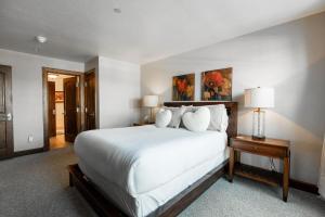 Postel nebo postele na pokoji v ubytování Ascent Residence 208 + 45 fotografií