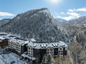 Nespecifikovaný výhled na hory nebo výhled na hory při pohledu z prázdninového domu