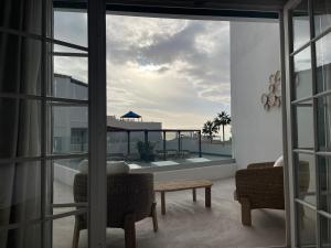 een woonkamer met uitzicht op een balkon bij Luxury Home Estefania in Chayofa