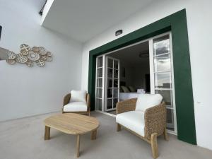 een kamer met twee stoelen, een tafel en een bed bij Luxury Home Estefania in Chayofa