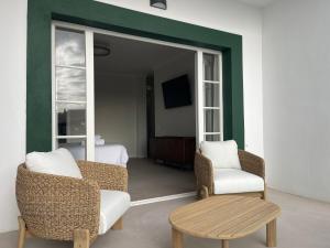 een woonkamer met twee stoelen en een tafel bij Luxury Home Estefania in Chayofa