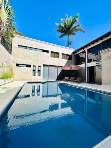 una piscina frente a una casa en SBS Hotel & Spa, en Asunción