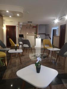 ein Raum mit Tischen und Stühlen und einer Theke in der Unterkunft Villa Nika Pestani in Peštani