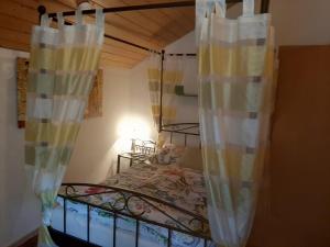 een slaapkamer met een bed met gordijnen erop bij Ferienhaus Landau in Landau an der Isar