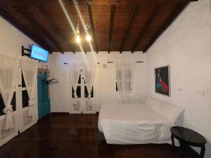 En eller flere senge i et værelse på Melongos Jardín