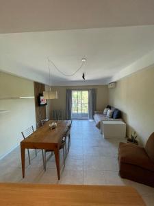 ein Wohnzimmer mit einem Tisch und einem Sofa in der Unterkunft Linda Vista en Adrogue in Adrogué + 8 Fotos