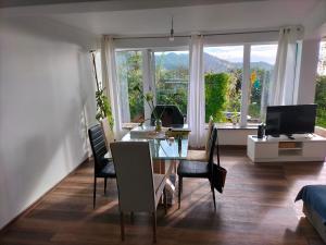a living room with a table and chairs and a television at casa do campo in Machico
