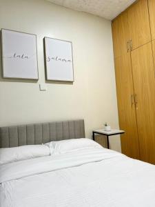 En eller flere senge i et værelse på Cozy modern apartment in Nanyuki