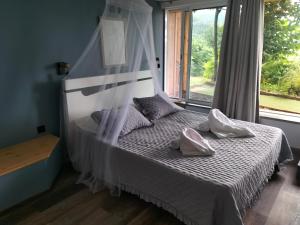 a bedroom with a bed and a window at casa do campo in Machico