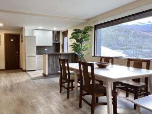 een keuken en eetkamer met een tafel en stoelen bij La Casona de Omaña in Fasgar