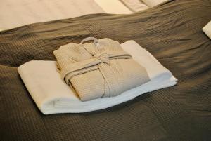 a pair of white towels and a purse on a bed at Villa Hjortekær in Kongens Lyngby