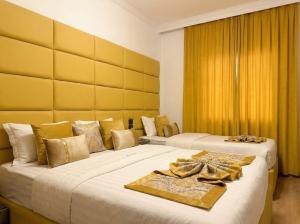 Una cama o camas en una habitación de City Center Urban Artist