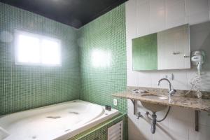 Et badeværelse på Hotel Biz Urban- EXPO CENTER NORTE + 27 billeder