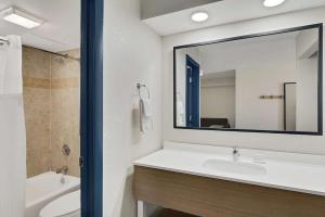 Ένα μπάνιο στο Spark by Hilton Vestal Binghamton University Area