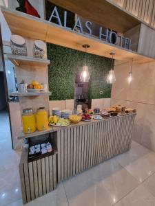 サン・ラファエルにあるAlas Hotelの朝食カウンター +5枚の写真