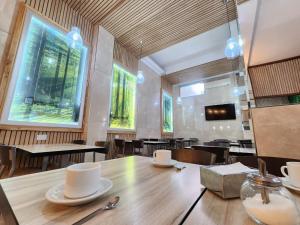 サン・ラファエルにあるAlas Hotelのテーブルと椅子のあるダイニングルーム