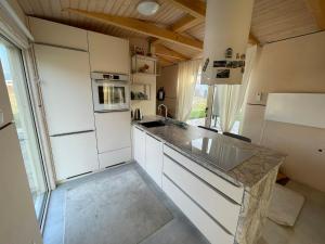 Kuchyň nebo kuchyňský kout v ubytování Modern holiday home