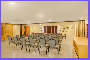 ein Zimmer mit einer Reihe von Stühlen in einem Zimmer in der Unterkunft Bhoomika Premium Inn Near Railway Station in Lucknow