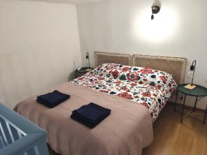 een slaapkamer met twee bedden met handdoeken erop bij Miniloft scala blu in Milaan