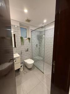 Ένα μπάνιο στο أطلالة هوانا +9 φωτογραφίες