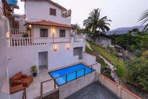 ein Bild von einem Haus mit einem Swimmingpool in der Unterkunft Pousada Cahê in Ilhabela
