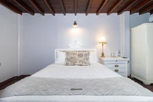 a bedroom with a white bed and a white dresser at Casa García in Guayaquil +39 photos