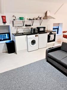 una cucina con fornelli e lavatrice di Flat 6 - Eign St Hereford a Hereford
