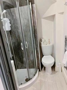 un bagno bianco con doccia e WC di Flat 6 - Eign St Hereford a Hereford
