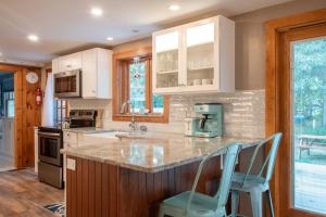 Nhà bếp/bếp nhỏ tại 2-Min Walk to the Beach Dog Friendly