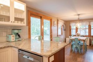 Nhà bếp/bếp nhỏ tại 2-Min Walk to the Beach Dog Friendly