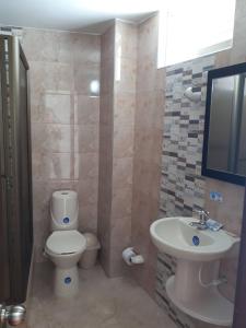 Ένα μπάνιο στο Hotel Paradise