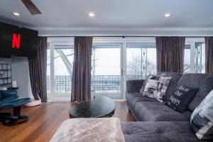 Et opholdsområde på The Grand View on Pistakee Lake Pool Pier Stunning Panoramic Lake Views