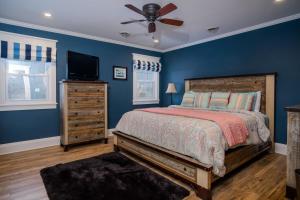 En eller flere senge i et værelse på The Grand View on Pistakee Lake Pool Pier Stunning Panoramic Lake Views