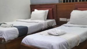 Postel nebo postele na pokoji v ubytování Hotel Aafrin's + 21 fotografií