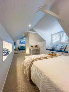 een grote slaapkamer met 2 bedden en een bureau bij The Gingerbread House in Upper Tallebudgera