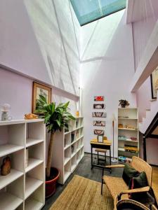 a room with white shelves and a potted plant at Suite Rosa familiar para hasta 6 huéspedes Amplia, céntrica, con cocineta y baño privado in Mexico City