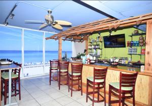 un bar con vista sull'oceano di Tidewater 2003 a Panama City Beach