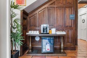 een tafel met een koffiezetapparaat erop voor een houten deur bij Sonoma Stonehouse Suite 10 in Bak