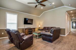 een woonkamer met twee banken en een flatscreen-tv bij River Ridge on the Guadalupe - Riverfront with Large Deck, Direct Float Access & Cliff Side Views in New Braunfels