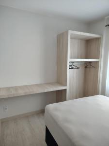 En eller flere senge i et værelse på Apto Completo e Aconchegante - Próximo de Tudo