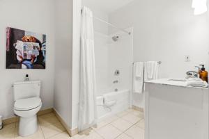 een witte badkamer met toilet en douche bij Sonoma Stonehouse Suite 12 in Bak +33 foto's