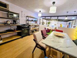 a kitchen with a table and chairs in a room at Suite Naranja moderna para 3 huéspedes Cocina equipada, Wi-Fi rápido y excelente ubicación céntrica in Mexico City