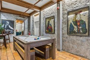 een kamer met een pooltafel en schilderijen aan de muur bij Sonoma Stonehouse Suite 9 in Bak